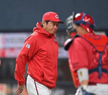 ７回表終了後、選手交代を告げベンチに戻る新井監督（撮影・飯室逸平）