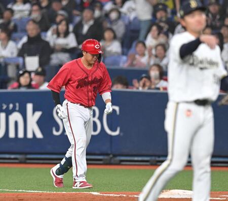 ７回、併殺打に倒れ、ガックリとベンチへ戻る石原（撮影・飯室逸平）