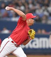 ７回、力投する中崎（撮影・飯室逸平）