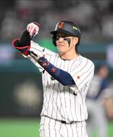 ＷＢＣ１次Ｌ、チェコ戦の２回、中前打を放ち、お茶たてポーズを披露する小園＝１０日