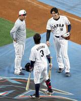 ライブＢＰを終え、小園（中央）と会話する大谷＝１２日