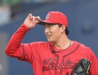 ７回、三者凡退の好リリーフに笑顔でベンチへ戻る斉藤汰（右）＝撮影・飯室逸平