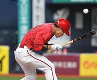 ７回、死球を受ける二俣（撮影・飯室逸平）