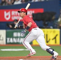 ６回、内野安打を放つ野間（撮影・飯室逸平）