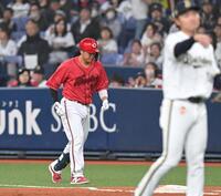 ７回、併殺打に倒れ、ガックリとベンチへ戻る石原（撮影・飯室逸平）