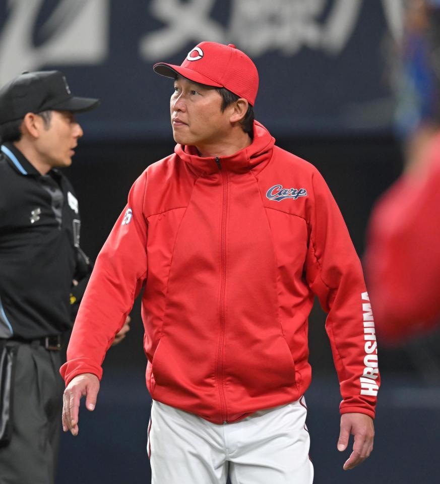 ６回、選手交代を告げる新井監督（撮影・飯室逸平）