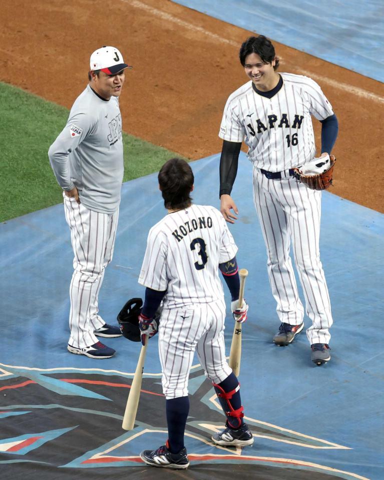 ライブＢＰを終え、小園（中央）と会話する大谷＝１２日