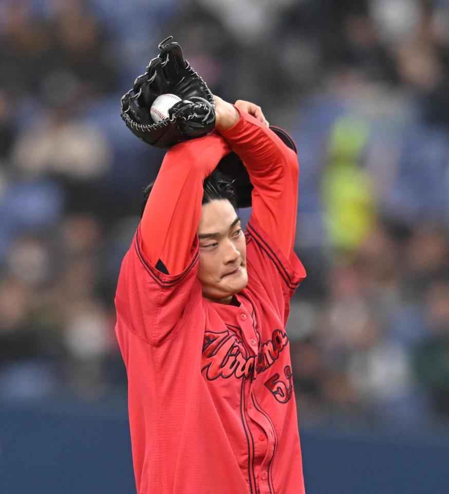 ２回、マウンドで汗をぬぐう岡本（撮影・飯室逸平）
