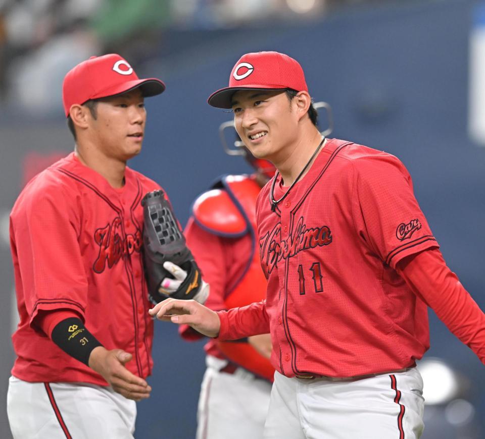 ７回、三者凡退の好リリーフに笑顔でベンチへ戻る斉藤汰（右）＝撮影・飯室逸平