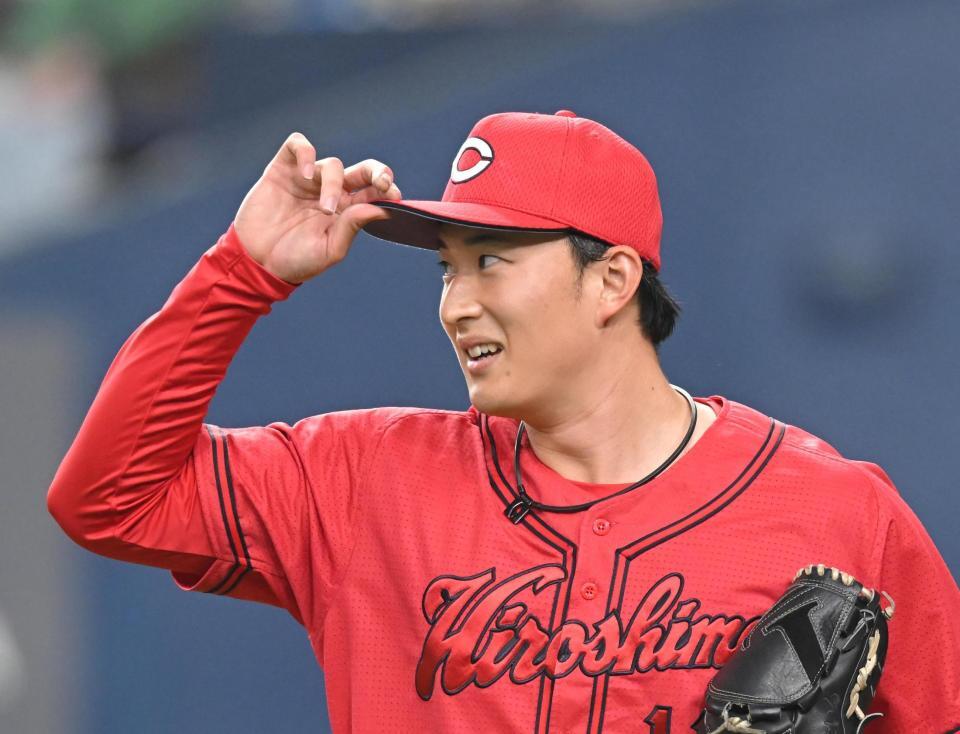 ７回、三者凡退の好リリーフに笑顔でベンチへ戻る斉藤汰（右）＝撮影・飯室逸平