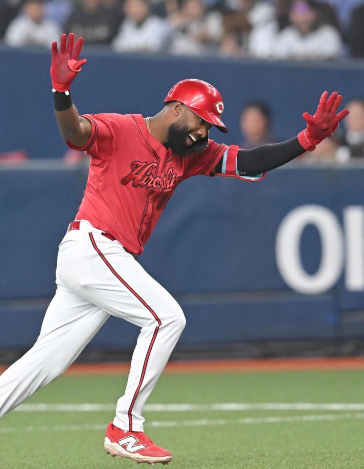 ４回、左前打を放ち喜ぶファビアン（撮影・飯室逸平）