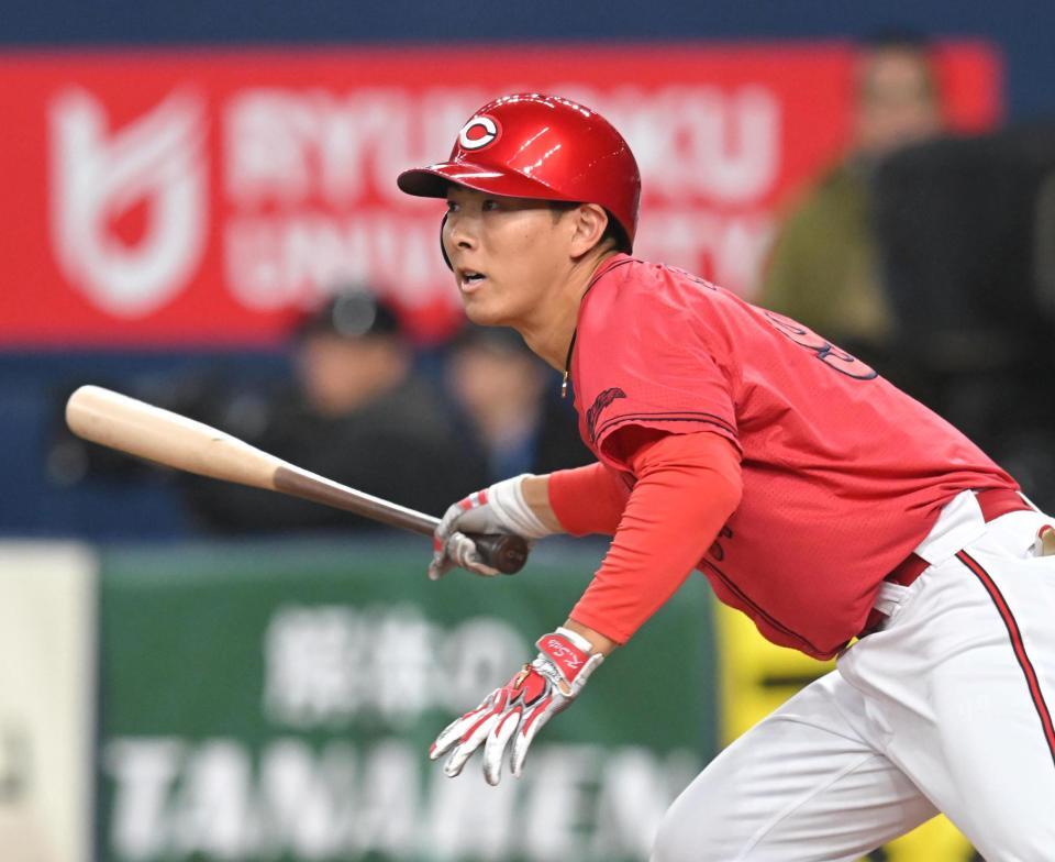 ７回、左前打を放つ佐藤啓（撮影・飯室逸平）