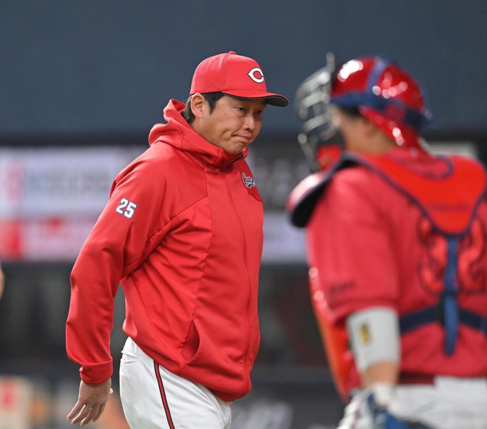 ７回表終了後、選手交代を告げベンチに戻る新井監督（撮影・飯室逸平）