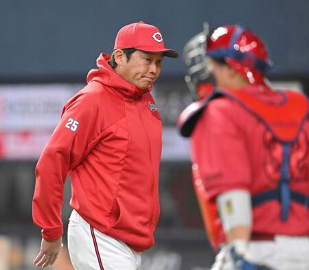 ７回、選手交代を告げベンチに戻る新井監督