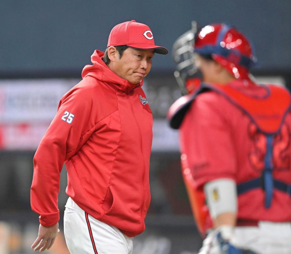 ７回、選手交代を告げベンチに戻る新井監督