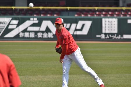 キャッチボールを行う床田