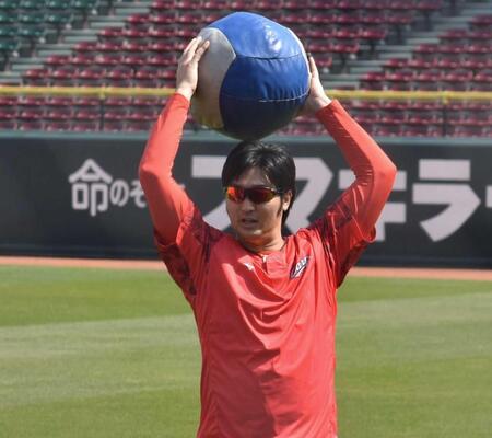 メディシンボールのトレーニングを行う床田