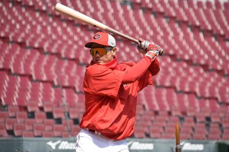 ティー打撃を行う勝田