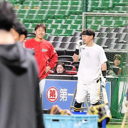 練習中に言葉を交わす小園（左）と牧原（右）＝撮影・畠山賢大