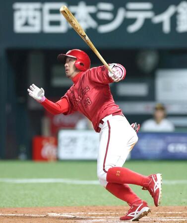 ４回、勝ち越しとなるソロを放つ菊池（撮影・北村雅宏）