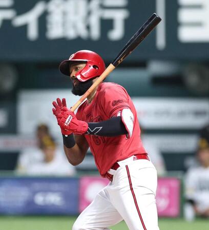 ６回広島１死、左前打を放つ広島　サンドロ・ファビアン＝みずほＰａｙＰａｙドーム福岡（撮影・北村雅宏）