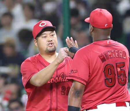 ６回、牧原大を一ゴロに打ち取り、モンテロとタッチを交わす中崎（左）＝撮影・北村雅宏