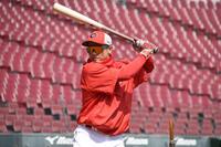 ティー打撃を行う勝田