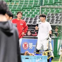 練習中に言葉を交わす小園（左）と牧原（右）＝撮影・畠山賢大