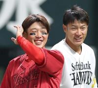 試合前、柳田と言葉を交わす小園（左）＝撮影・北村雅宏