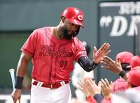 ２回、上沢の暴投で先制となる生還を果たし、ナインとタッチを交わすファビアン（撮影・北村雅宏）