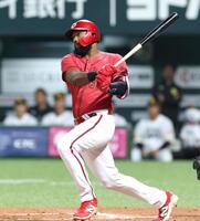 ２回、左前打を放つファビアン（撮影・北村雅宏）