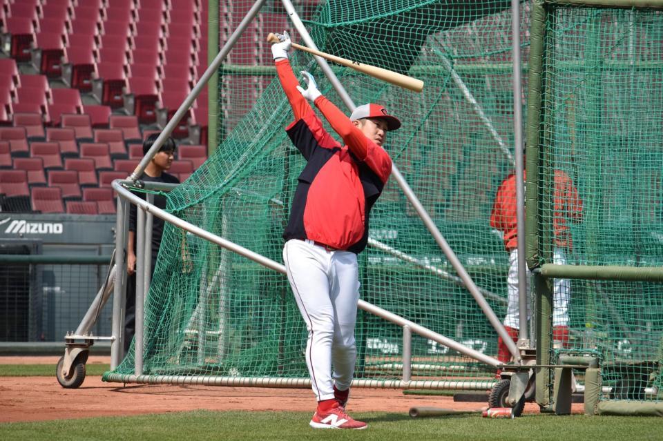 打撃練習中に素振りを行う小園