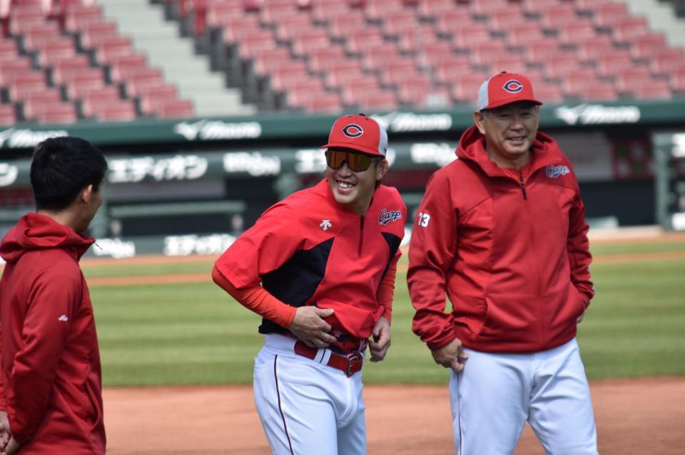 アップ中に笑みを浮かべる小園