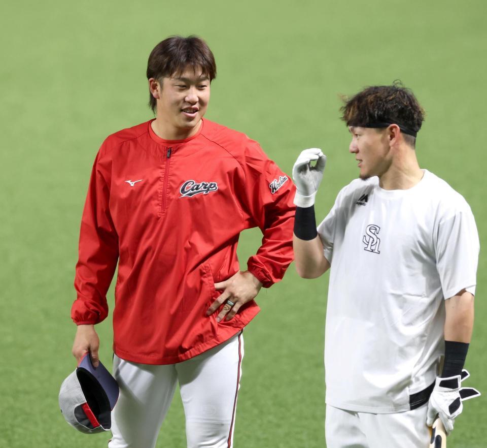 試合前、牧原大と談笑する小園（左）＝撮影・北村雅宏