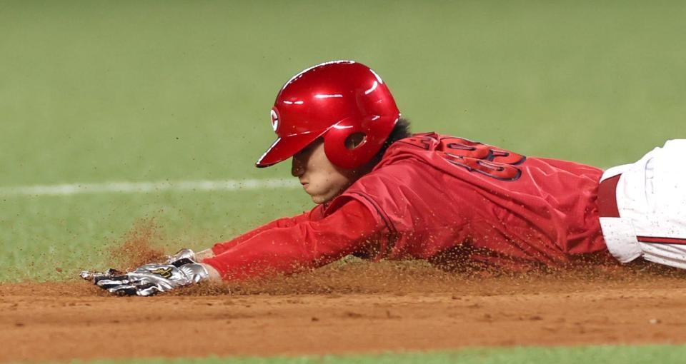 ７回、二盗に成功する代走・辰見（撮影・北村雅宏）