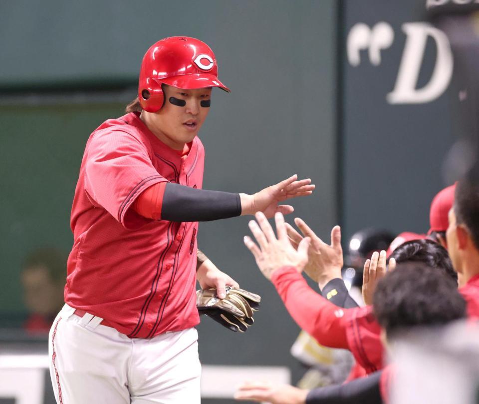 ７回、四球を選び、ナインとタッチを交わす小園（撮影・北村雅宏）