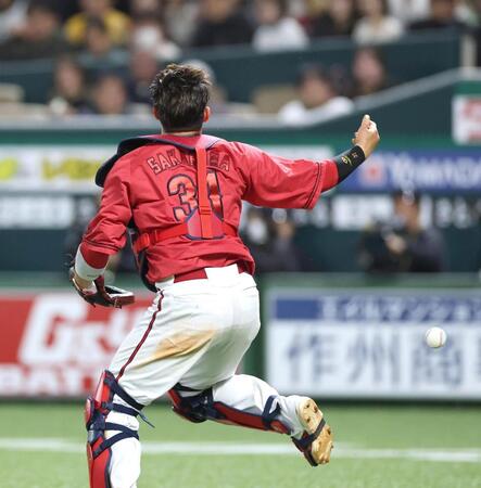 ４回、牧原大のゴロをファンブルする坂倉（撮影・北村雅宏）