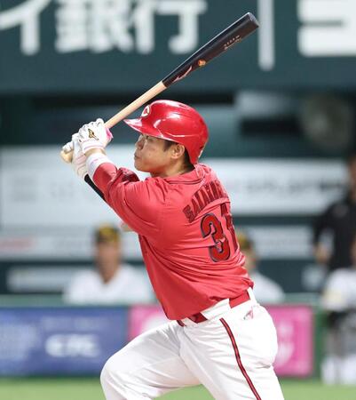 ６回、勝ち越しとなる３ランを放つ坂倉（撮影・北村雅宏）