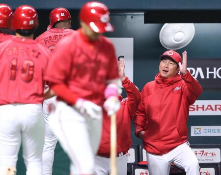 ４回、同点３ランのファビアンを迎える新井監督
