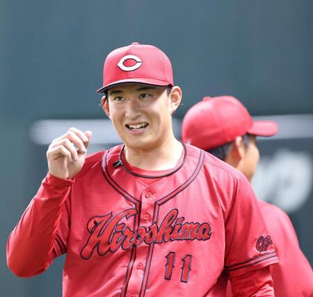 ７回、ソフトバンク打線を三者凡退に抑え、ベンチ前で笑顔を見せる斉藤（撮影・北村雅宏）