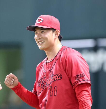 ７回、ソフトバンク打線を三者凡退に抑え、ナインを迎える斉藤（撮影・北村雅宏）