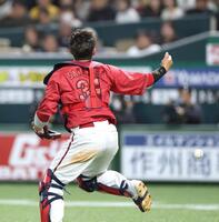 ４回、牧原大のゴロをファンブルする坂倉（撮影・北村雅宏）
