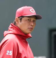 ８回の攻撃を終え、選手交代を告げた新井監督はベンチに戻る（撮影・北村雅宏）