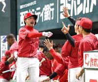 ４回、勝ち越しとなるソロを放ち、ナインに迎えられる菊池（左）＝撮影・北村雅宏