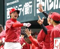 ４回、勝ち越しソロを放ち、ナインに迎えられる菊池（左）