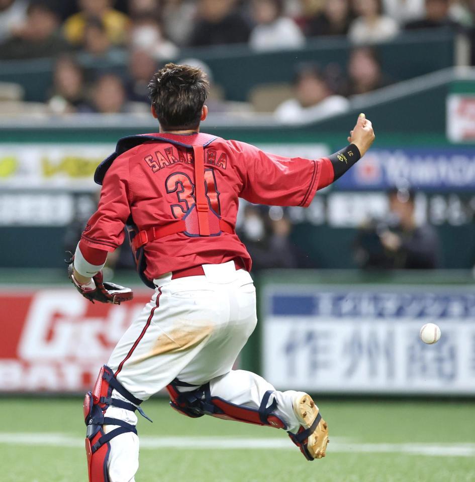 ４回、牧原大のゴロをファンブルする坂倉（撮影・北村雅宏）