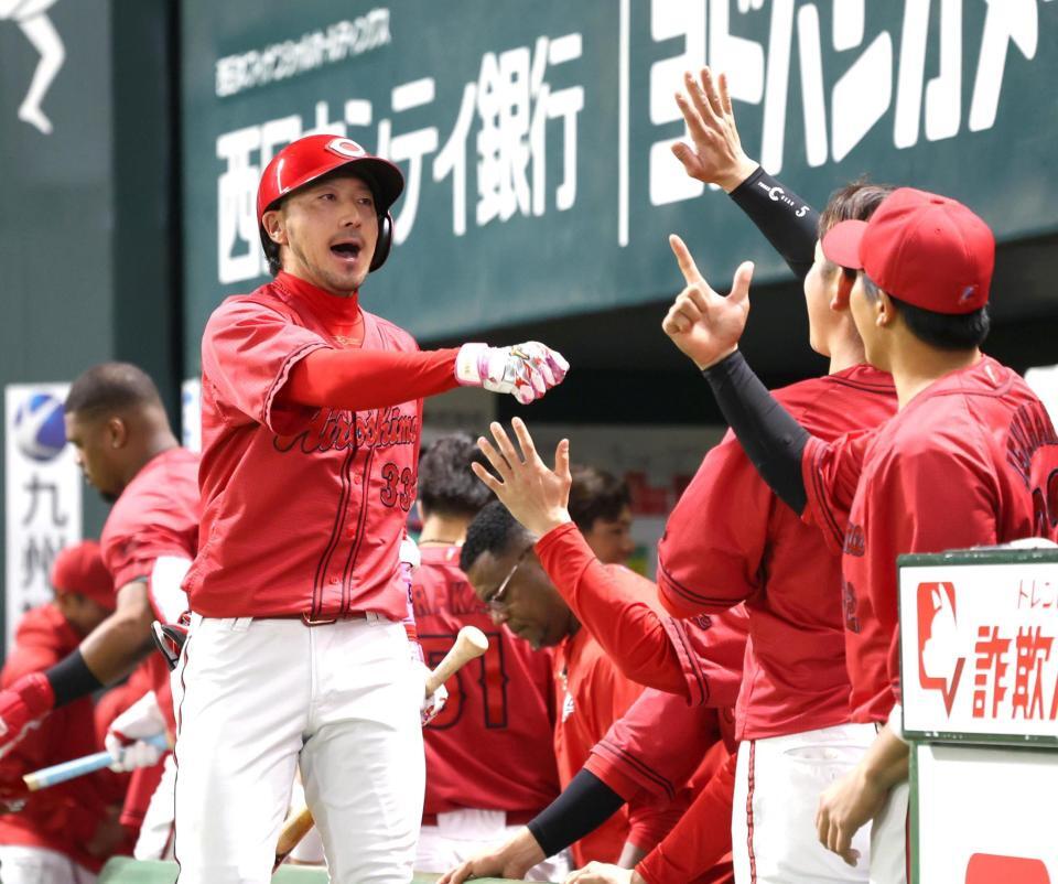 ４回、勝ち越しとなるソロを放ち、ナインに迎えられる菊池（左）＝撮影・北村雅宏