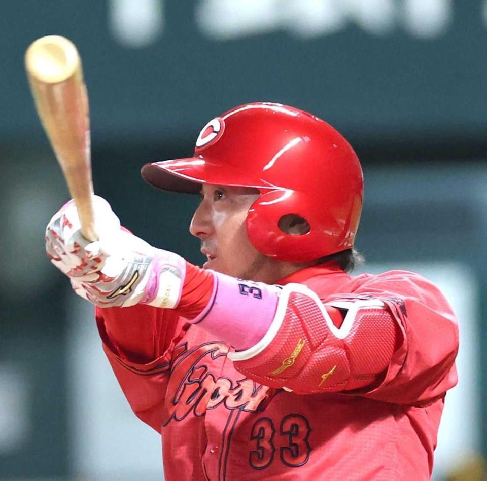 ４回、勝ち越しソロを放つ菊池（撮影・北村雅宏）