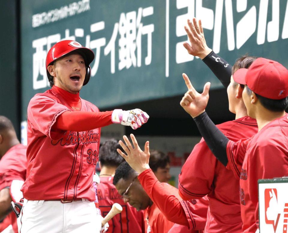 ４回、勝ち越しソロを放ち、ナインに迎えられる菊池（左）