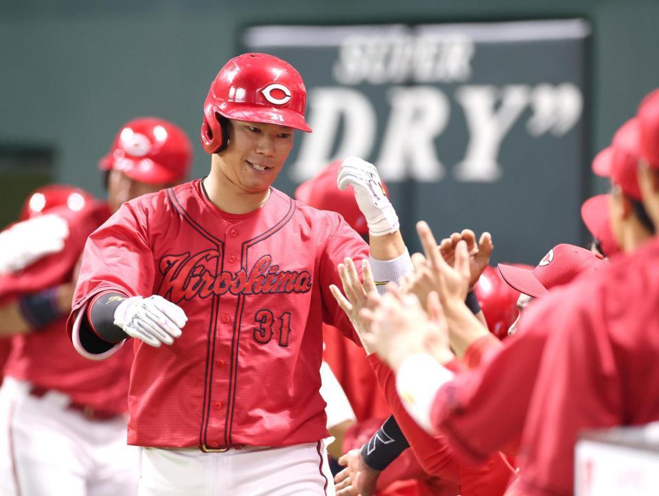 ６回、勝ち越しとなる３ランを放ち、ナインに迎えられる坂倉（撮影・北村雅宏）